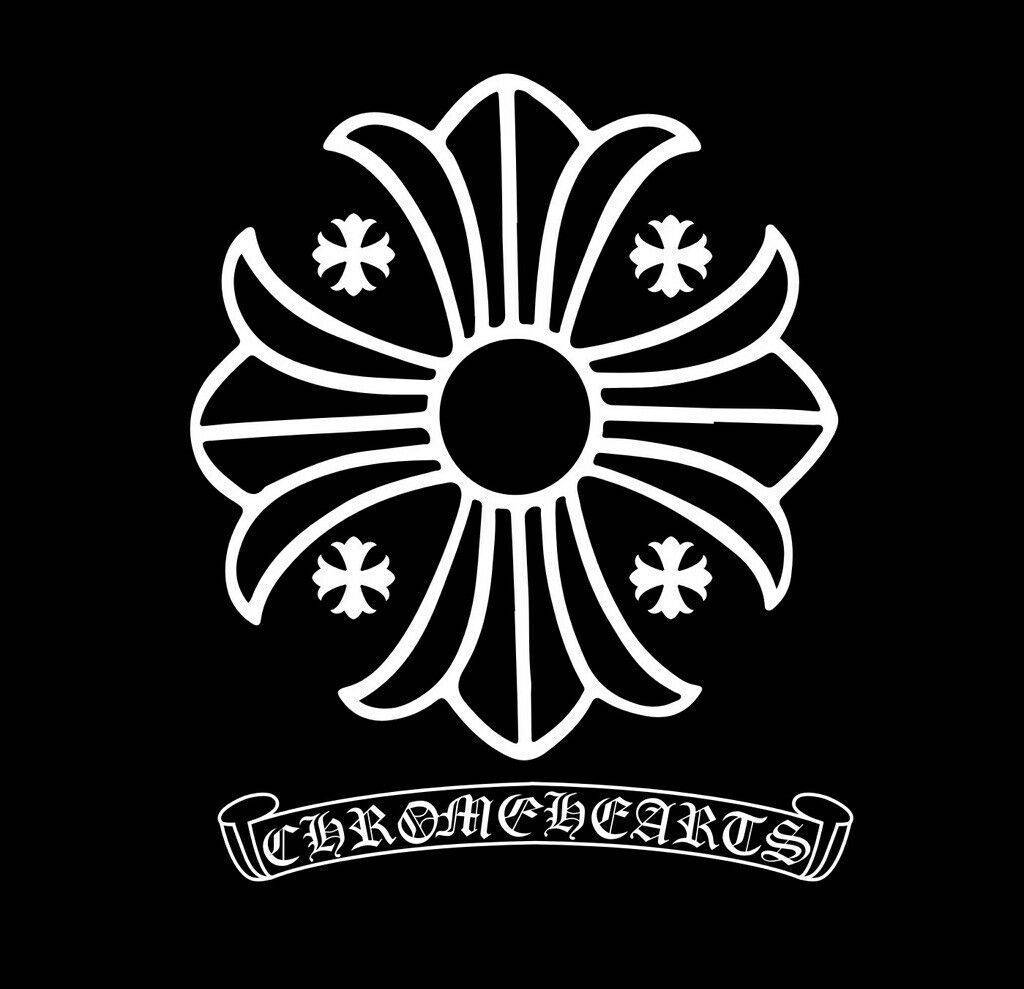 Chrome Hearts 桌布 壁紙 — 一個鮮明的白色 Chrome Hearts 標誌，帶有風格化的花朵和四個十字架，背景為黑色。