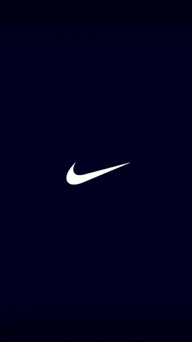 Nike iPhone 桌布 壁紙 — 一個鮮明的白色Nike勾勾標誌，居中於深海軍藍色背景上。