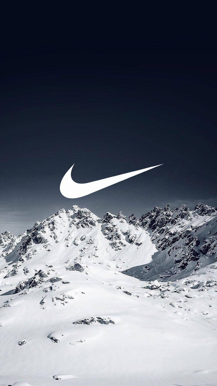 Nike iPhone 桌布 壁紙 — 一個鮮明的白色Nike勾號漂浮在積雪的山脈之上，背景是深藍色的天空。