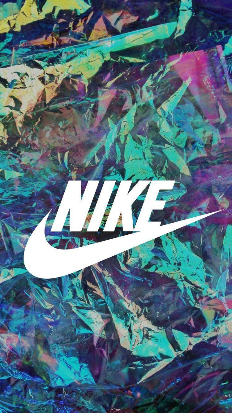 Nike iPhone 桌布 壁紙 — 一個鮮明的白色Nike標誌在帶有藍色、粉紅色和綠色變化的皺褶彩虹色箔紙背景上脫穎而出。