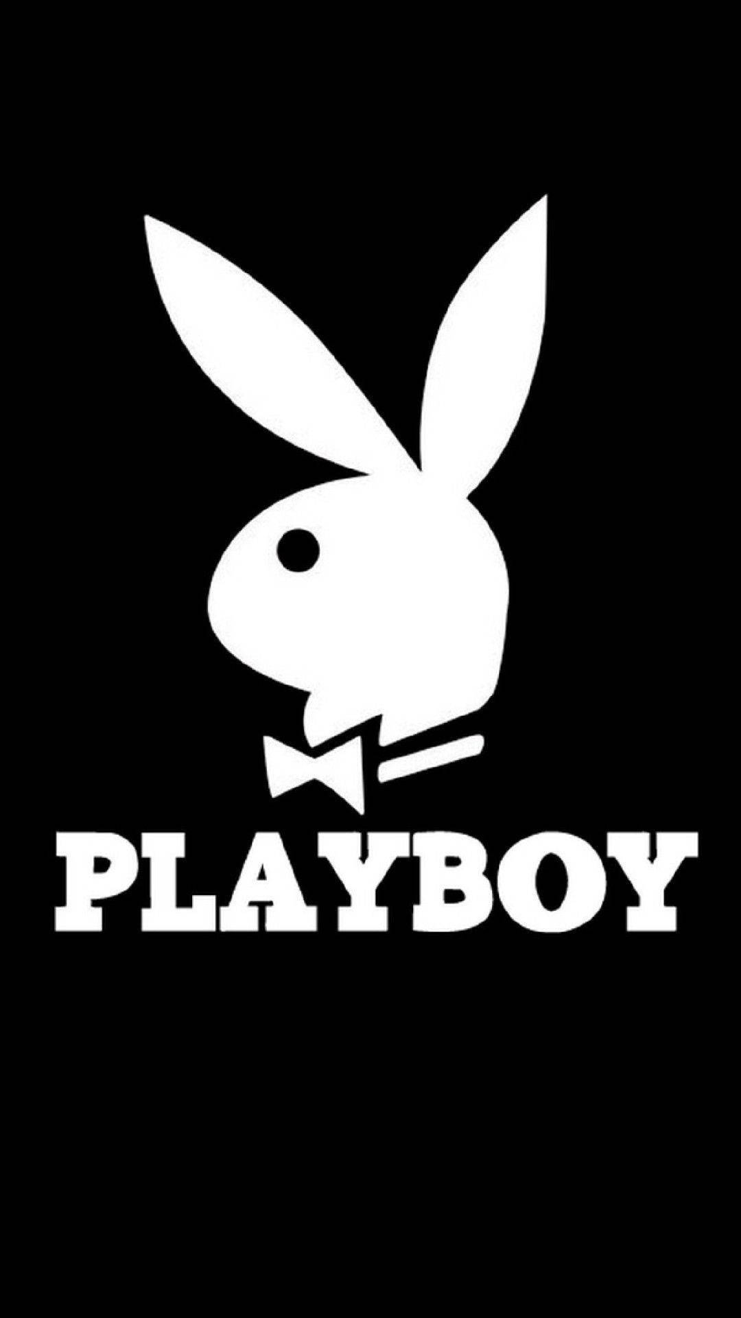 黑白 桌布 壁紙 — 一個鮮明的白色Playboy兔子標誌，帶有蝴蝶結和粗體文字，居中在純黑色背景上。
