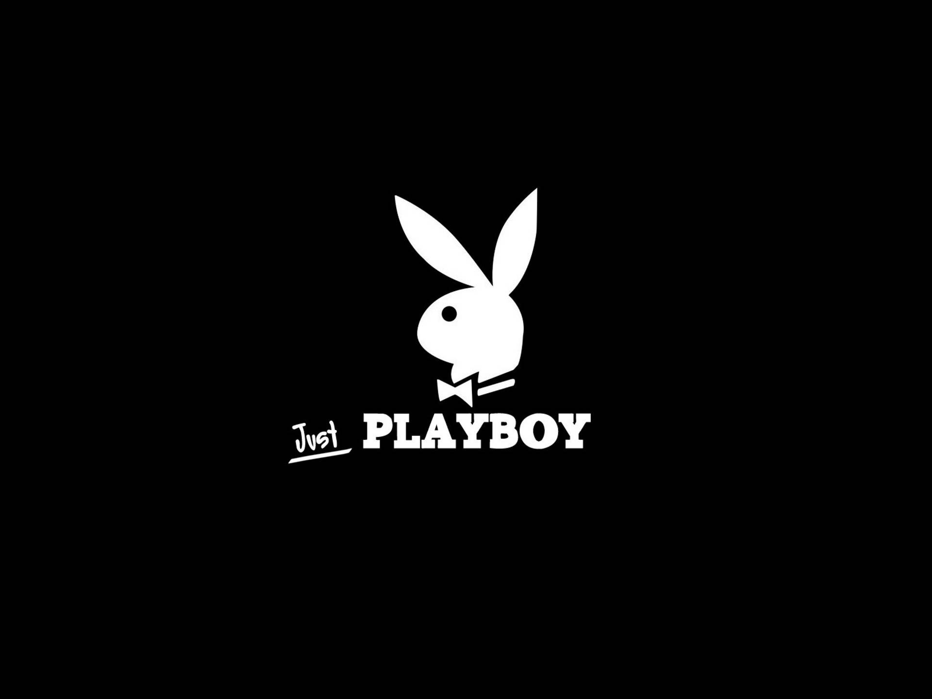 花花公子 桌布 壁紙 — 一個鮮明的白色Playboy兔子標誌，配有蝴蝶結和'Just PLAYBOY'文字，居中於純黑色背景上。