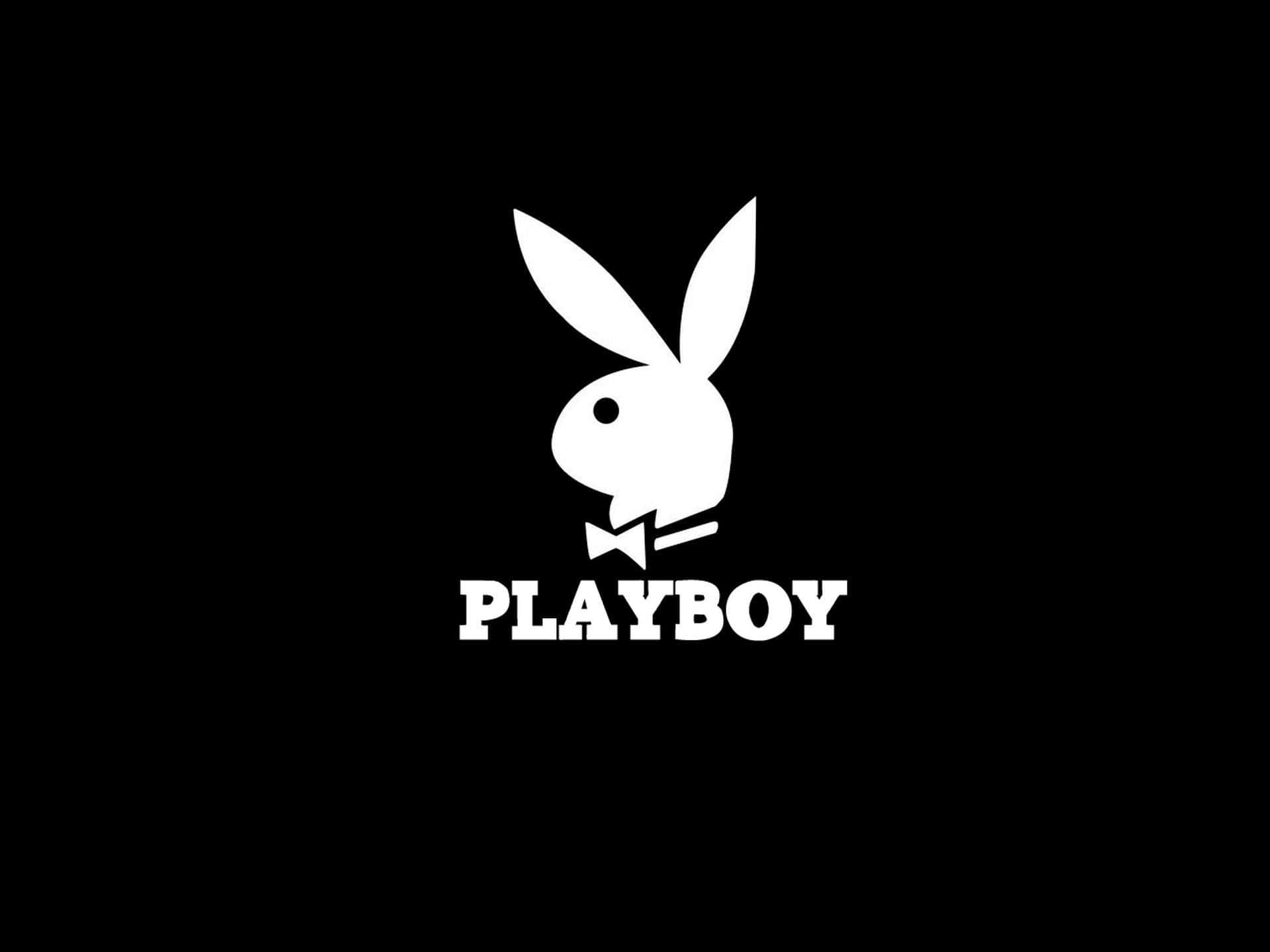 花花公子 桌布 壁紙 — 一個鮮明的白色Playboy兔子標誌，帶有蝴蝶結和文字，居中在純黑色背景上。