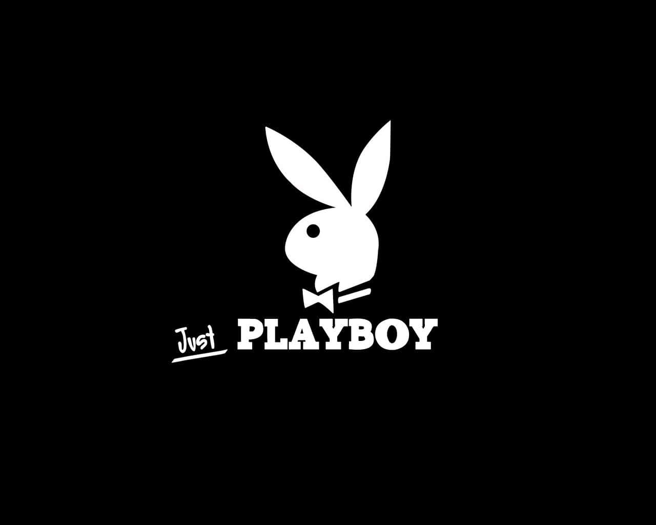 花花公子 桌布 壁紙 — 一個鮮明的白色Playboy兔子標誌，帶有蝴蝶結和「Just PLAYBOY」文字，居中在純黑色背景上。