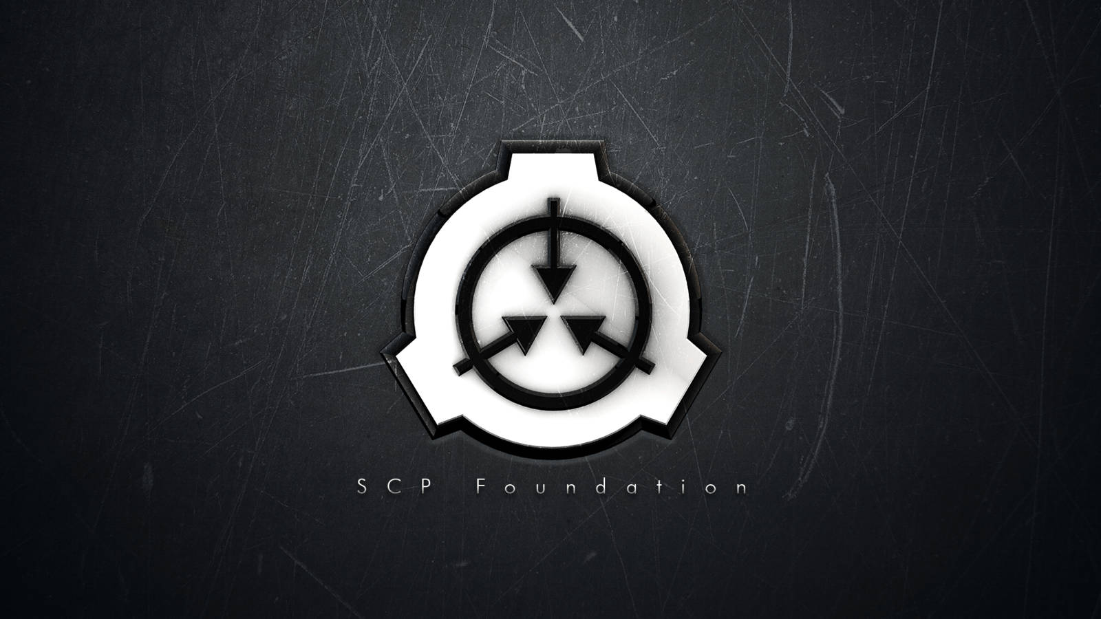SCP 桌布 壁紙 — 一個鮮明的白色SCP Foundation標誌，帶有黑色箭頭，位於刮花的深色金屬表面上。