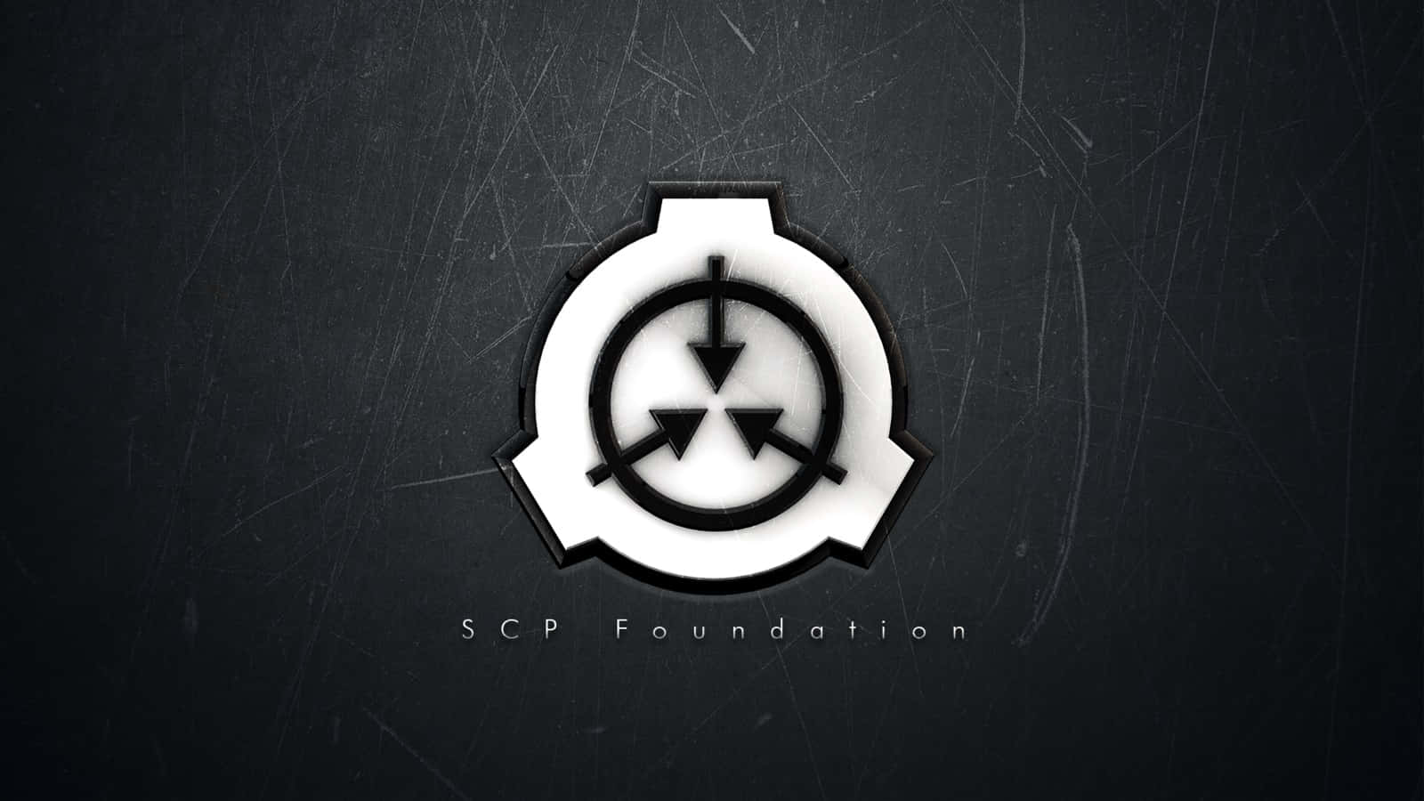 SCP 桌布 壁紙 — 一個鮮明的白色SCP Foundation標誌，帶有黑色箭頭，居中於一個有刮痕的深色金屬表面。