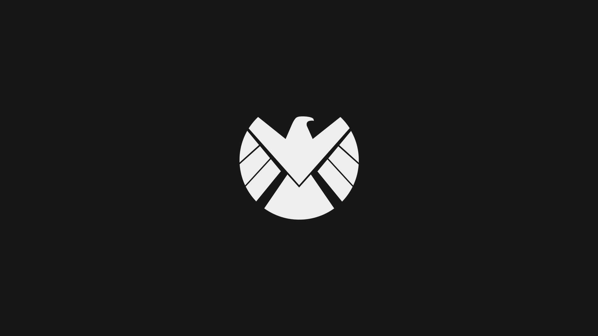 shield 桌布 壁紙 — 一個鮮明的白色SHIELD標誌居中於純黑色背景上，具有高對比度和極簡設計。