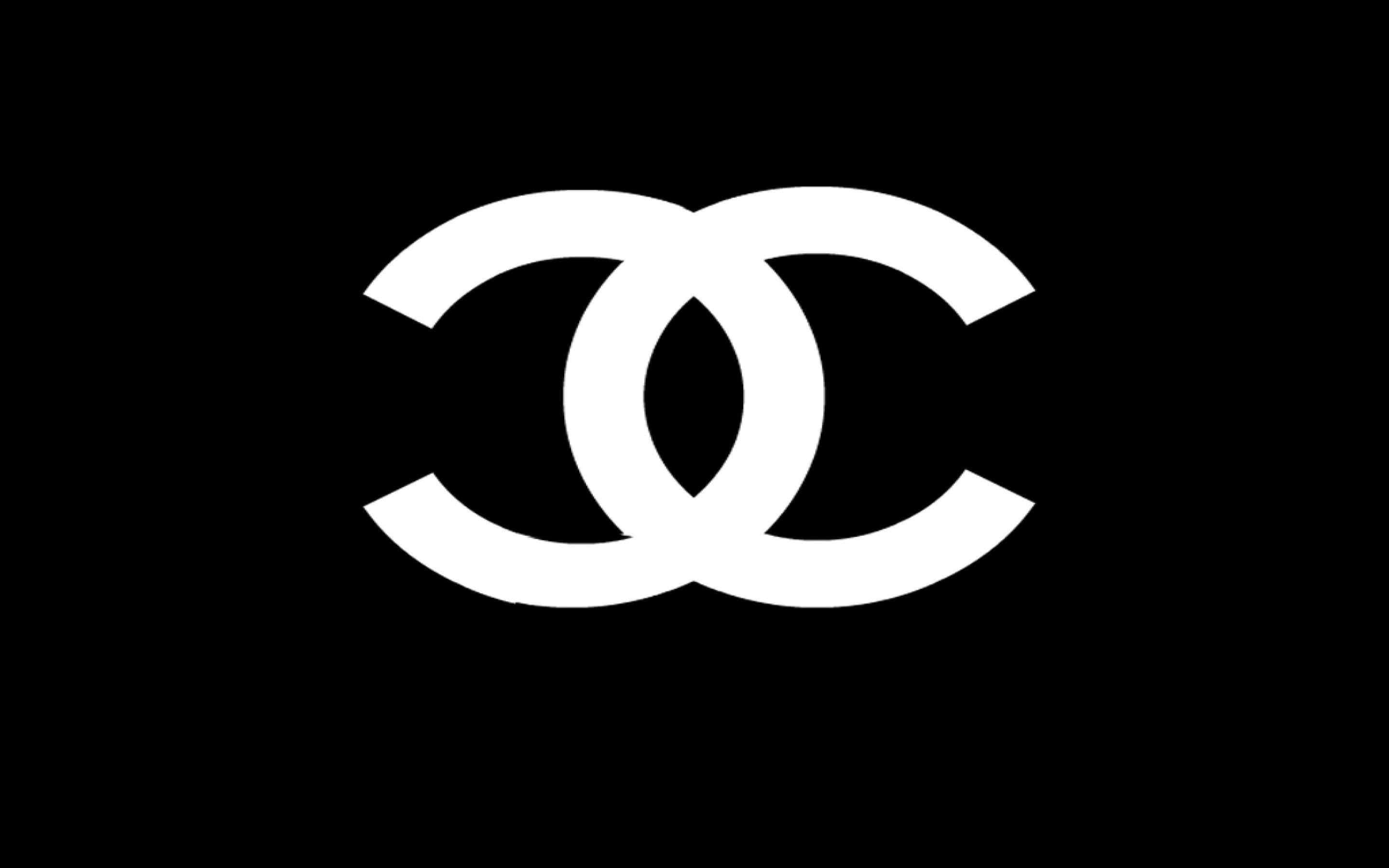 香奈兒標誌 桌布 壁紙 — 一個鮮明的白色交錯CC標誌，居中於純黑色背景上。