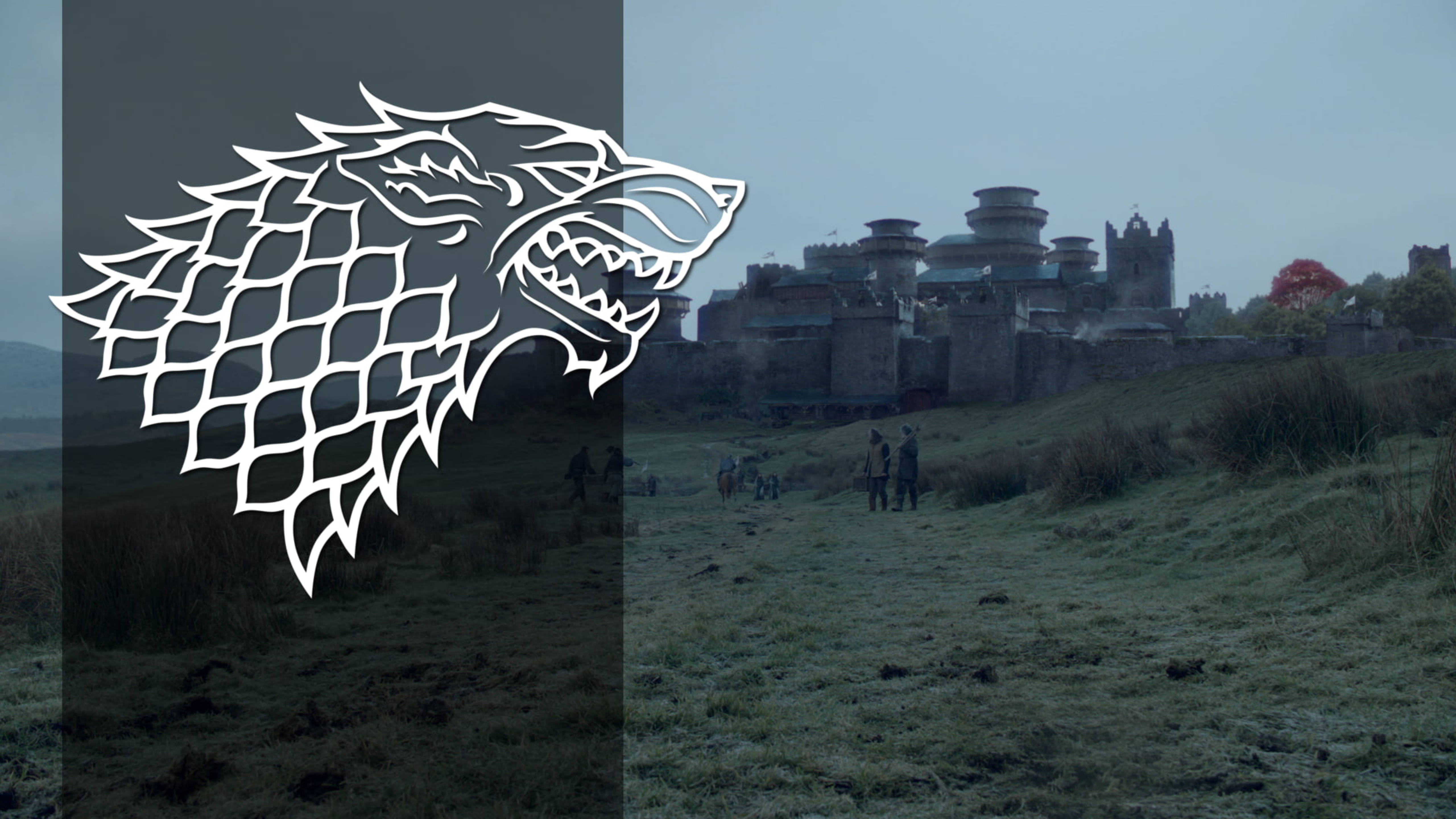 House Stark 桌布 壁紙 — 一個鮮明的白色冰原狼徽章疊加在霧氣瀰漫的黎明場景上，場景中有中世紀城堡和人物在霜凍的田野上。