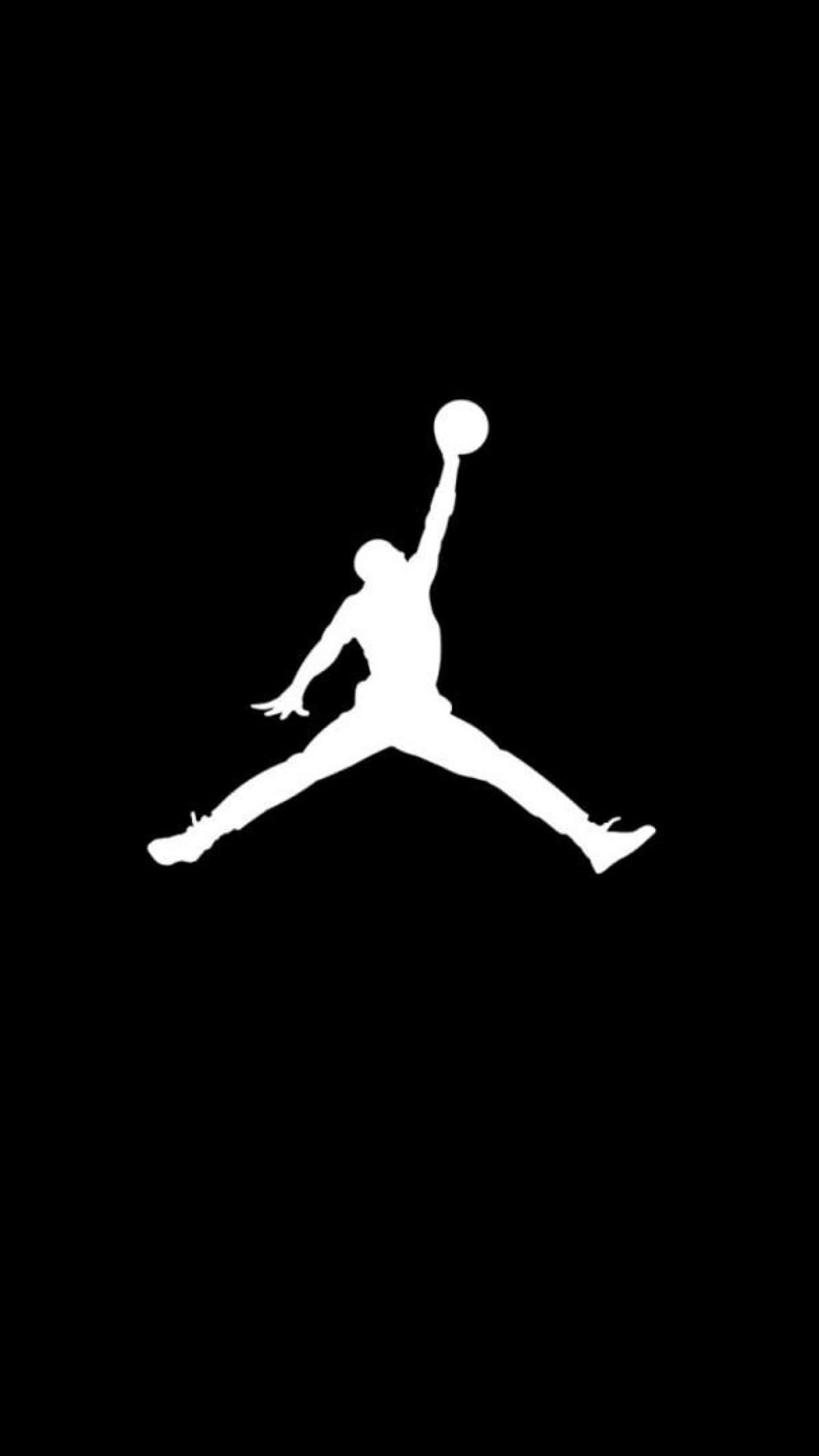 NBA標誌 桌布 壁紙 — 一個鮮明的白色剪影，描繪一名籃球運動員在半空中灌籃，背景為純黑色。