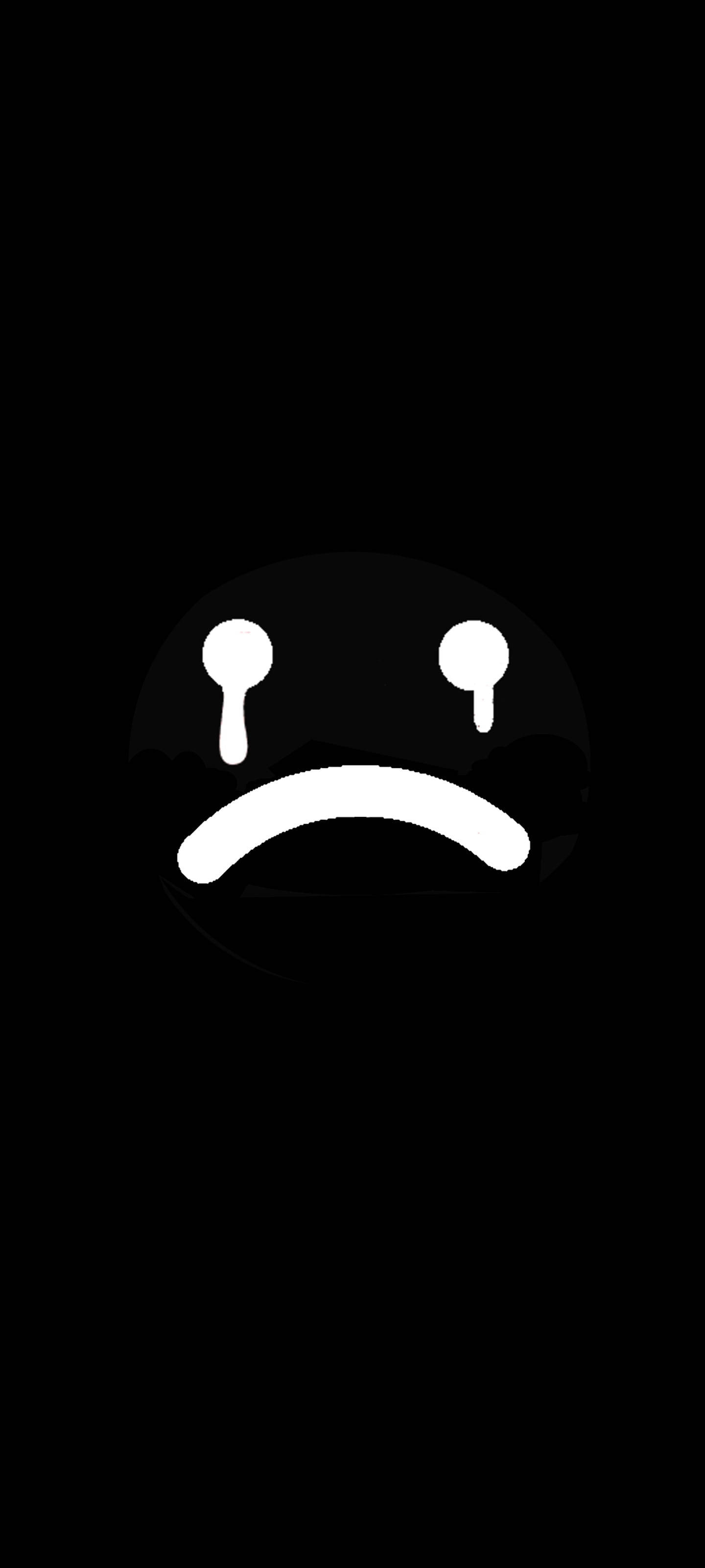 Sad Emoji 桌布 壁紙 — 一個鮮明的白色哭泣表情符號，帶有淚珠，在純黑色背景上。