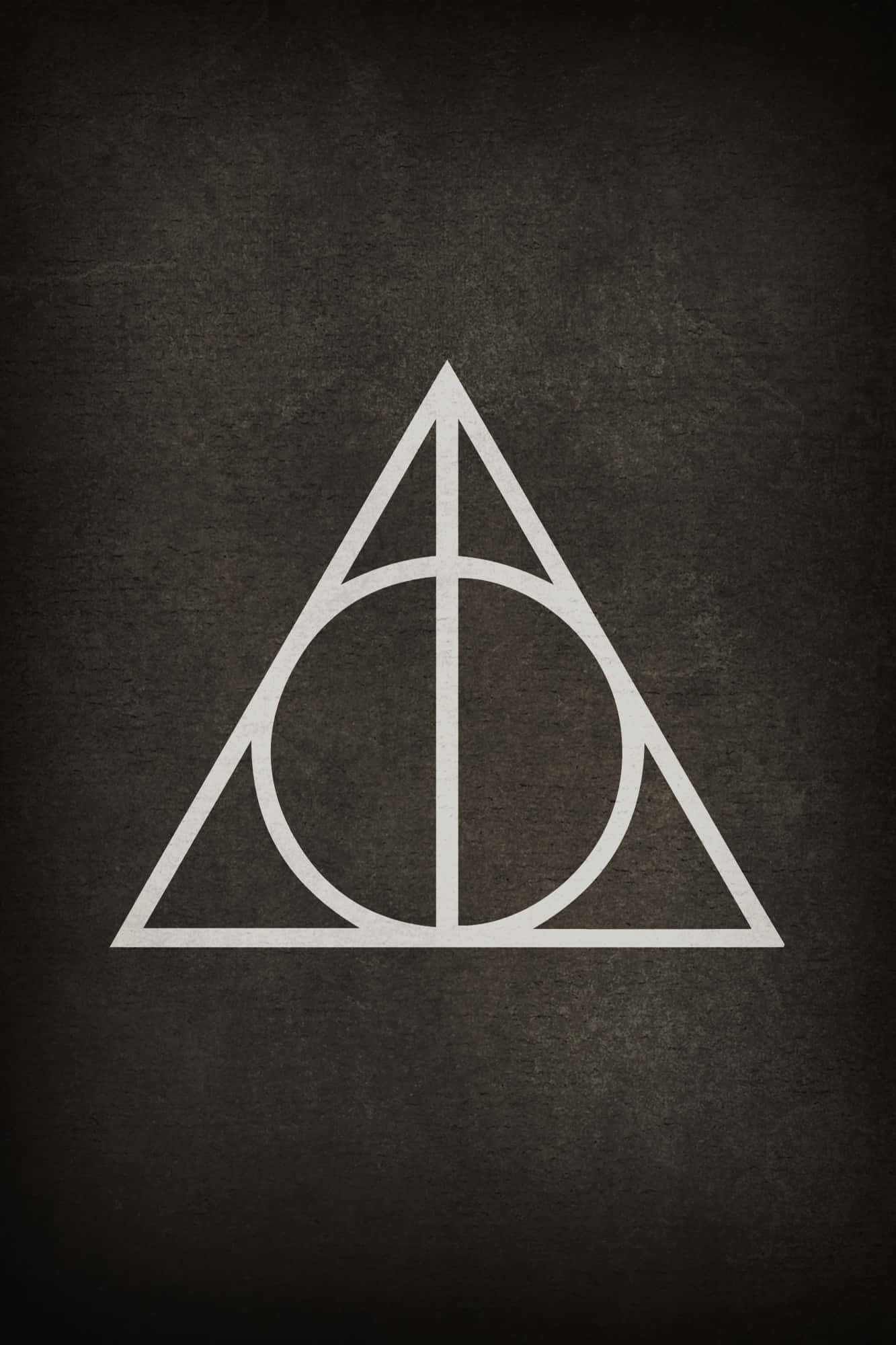 Deathly Hallows 桌布 壁紙 — 一個鮮明的白色死神的聖物符號，居中在帶紋理的深灰色背景上。