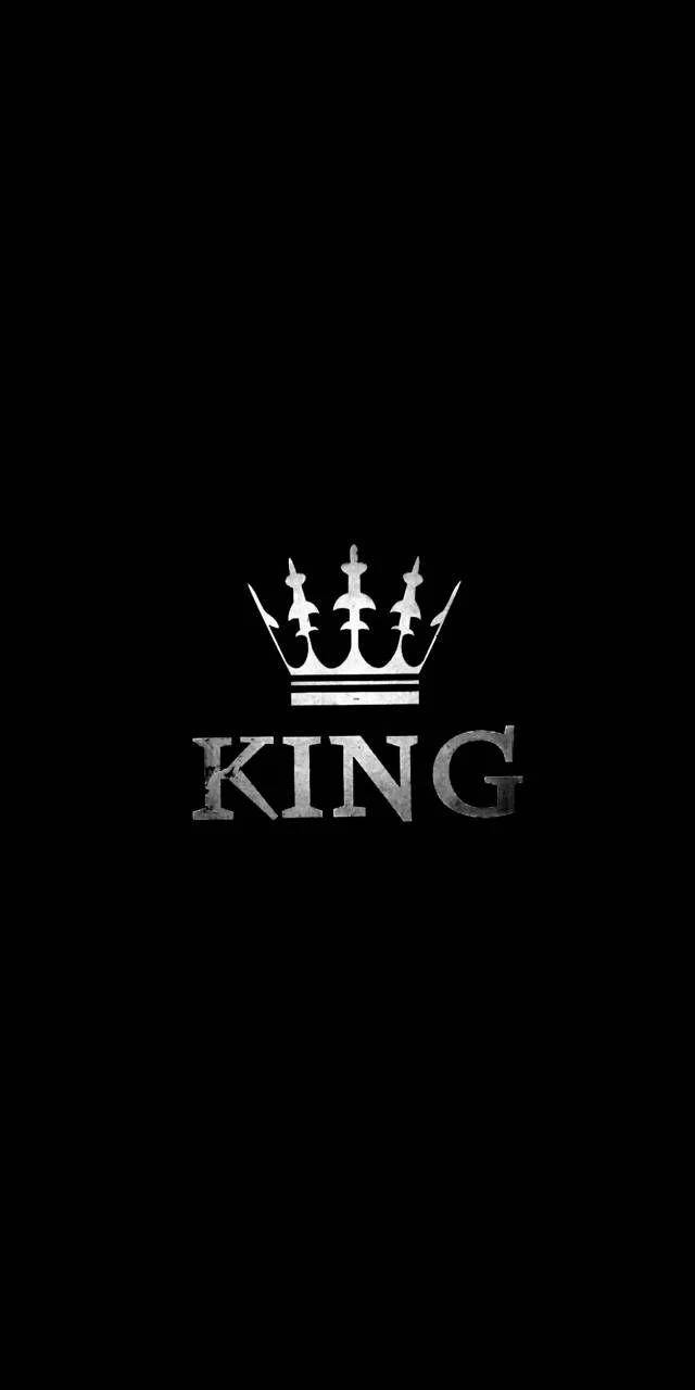 king logo 桌布 壁紙 — 一個鮮明的白色皇冠和 king 文字居中在帶有粗糙金屬紋理的黑色背景上。