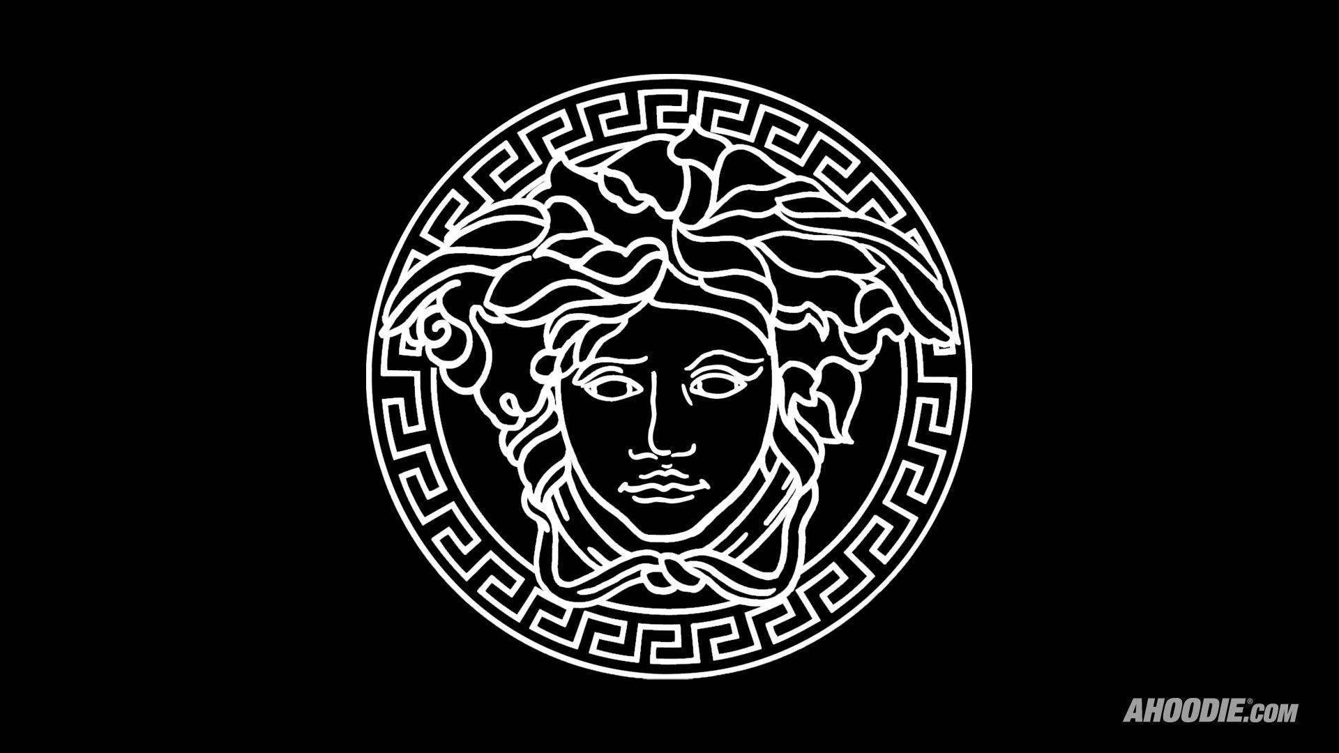 Versace Logo 桌布 壁紙 — 一個鮮明的白色美杜莎頭標誌，帶有希臘鑰匙邊框，居中在純黑色背景上。