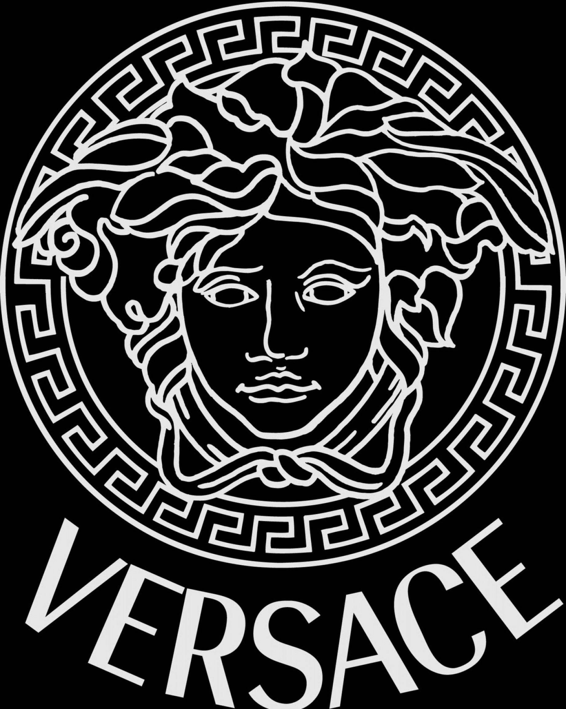 Versace Logo 桌布 壁紙 — 一個鮮明的白色美杜莎頭標誌，帶有希臘鑰匙邊框和 'VERSACE' 文字，背景為黑色。