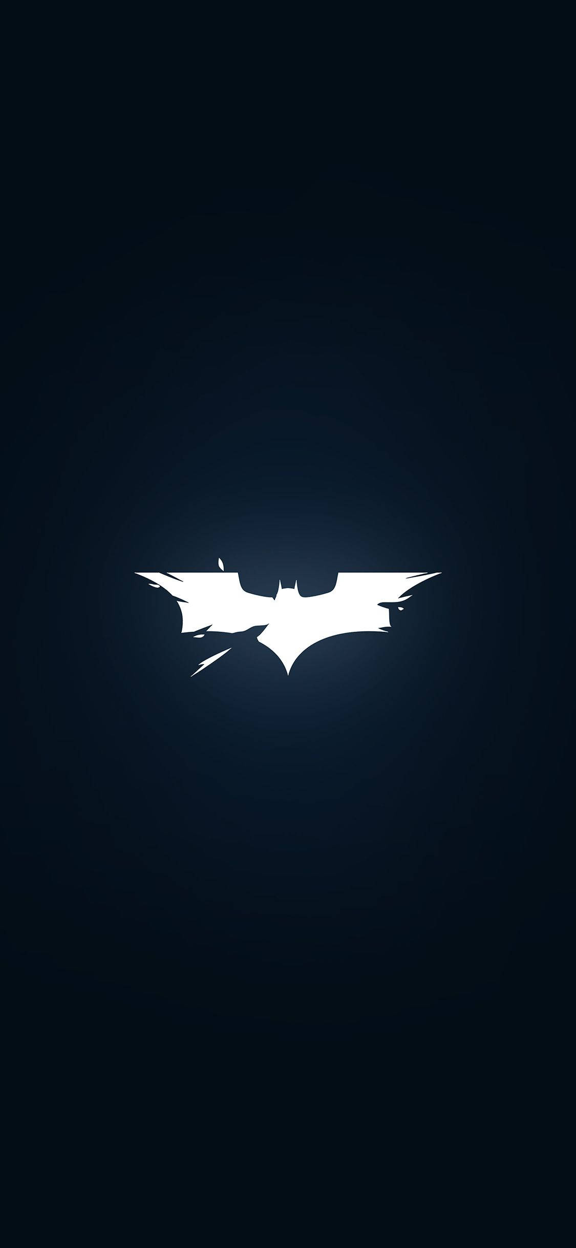 Batman Logo 桌布 壁紙 — 一個鮮明的白色蝙蝠俠標誌在深海軍藍漸變背景上發光，帶有微妙的徑向光效。