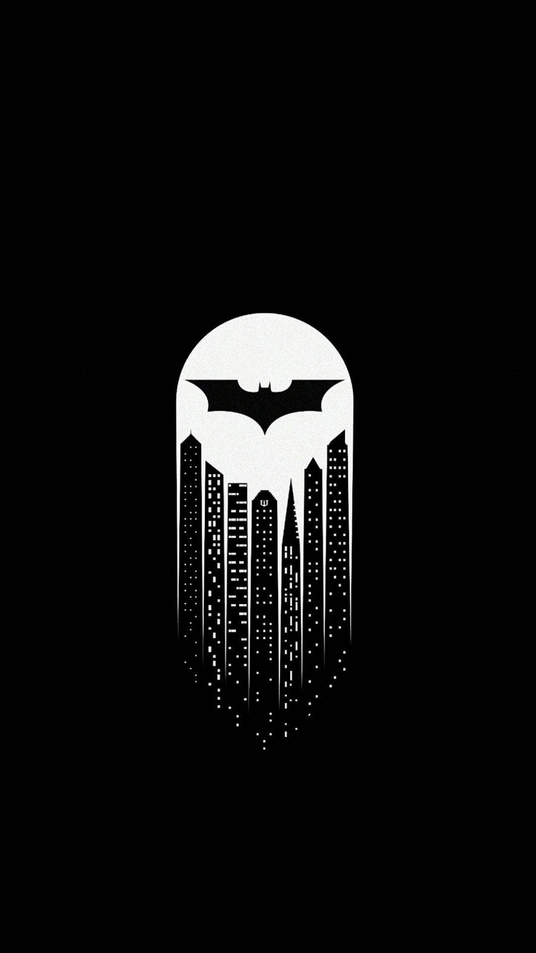 Best Dark 桌布 壁紙 — 一個鮮明的白色蝙蝠標誌在一個由圓形月亮框住的風格化城市天際線上方翱翔，背景為黑色。