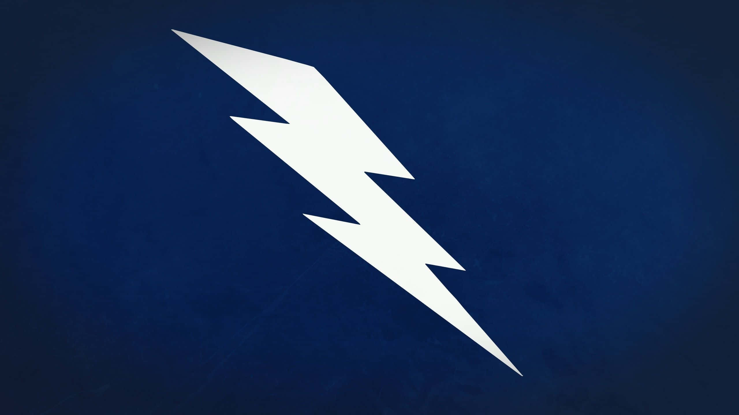 Lightning Bolt 桌布 壁紙 — 一個鮮明的白色閃電圖示在帶有紋理的深藍色背景上發光。