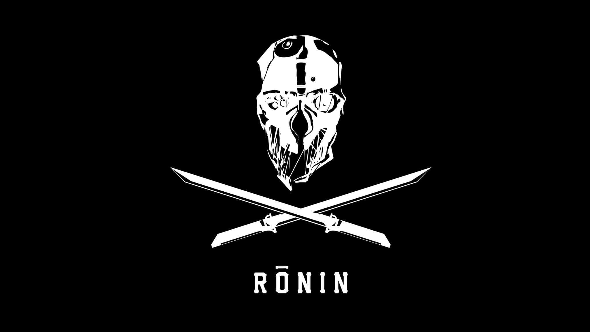 47 Ronin 桌布 壁紙 — 一個鮮明的白色風格化骷髏頭，帶有交叉的劍和黑色背景上的RONIN字樣。