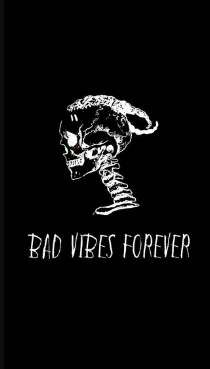 Skull Phone 桌布 壁紙 — 一個鮮明的白色骷髏頭，紮著馬尾辮，文字寫著bad vibes forever，背景為黑色。