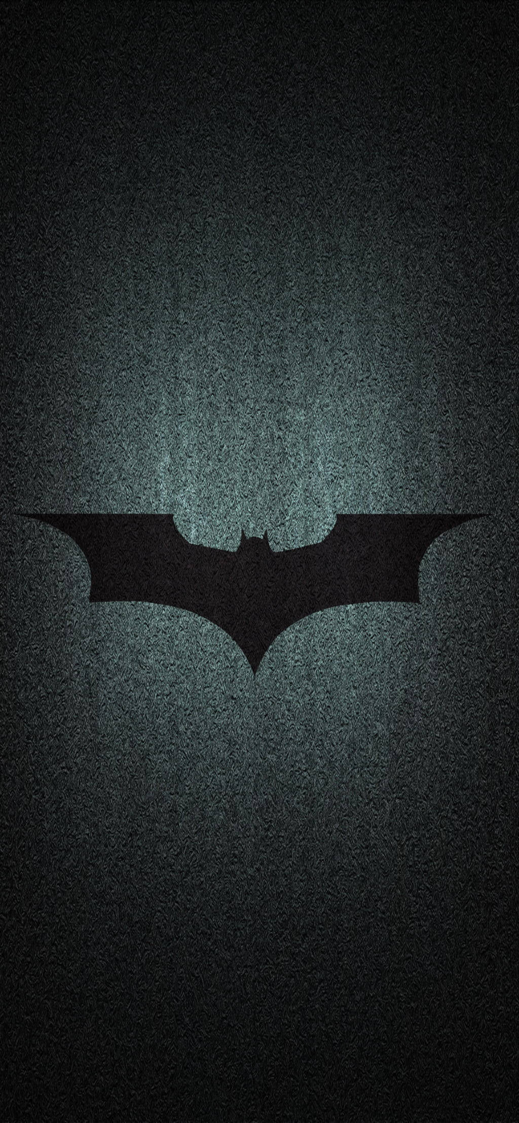 Batman Logo 桌布 壁紙 — 一個鮮明的蝙蝠標誌在帶有紋理的深藍綠色和黑色背景上微弱發光。