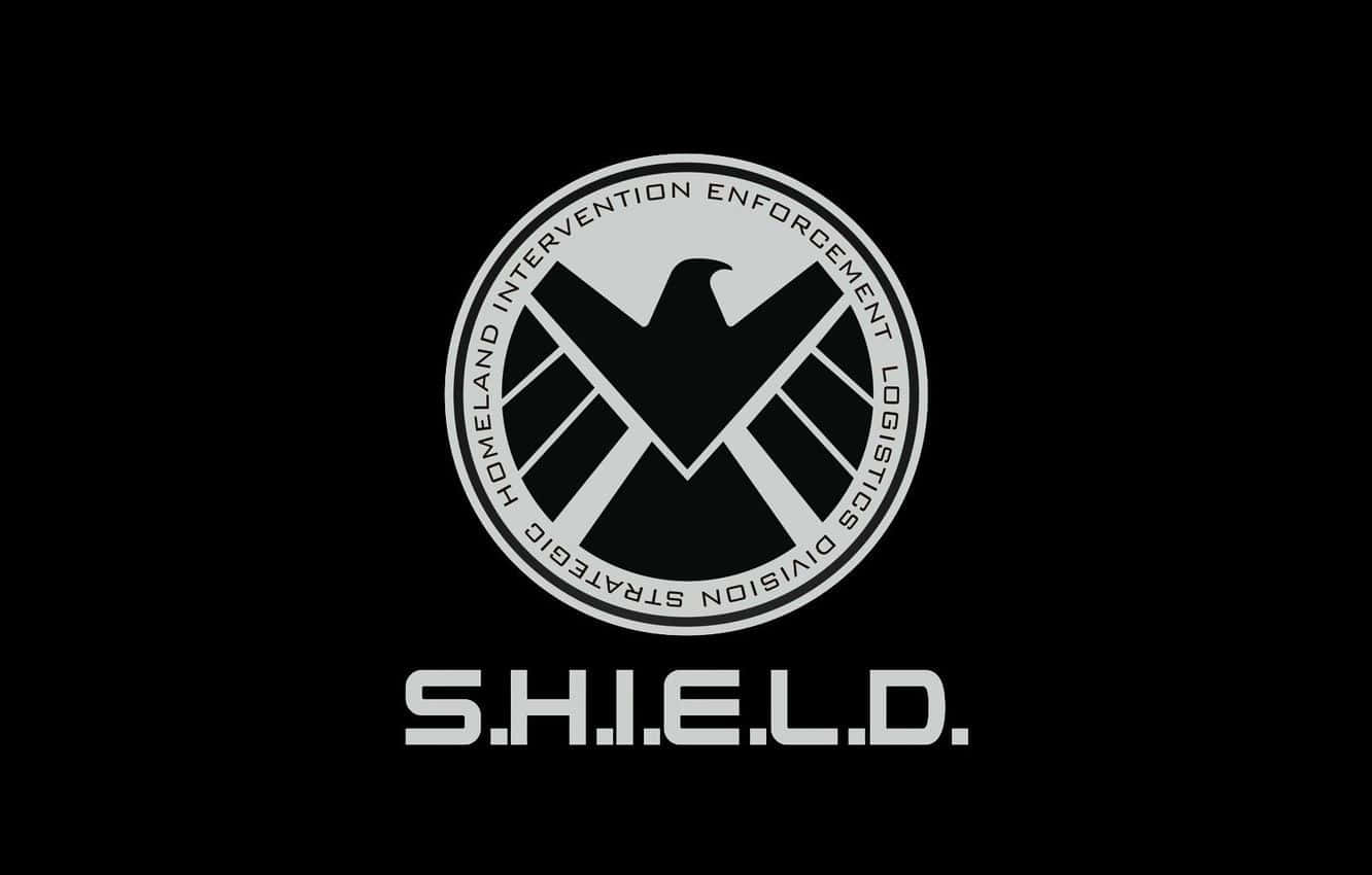 Marvel Logo 桌布 壁紙 — 一個鮮明的黑白 S.H.I.E.L.D. 標誌，帶有鷹徽章和文字，位於純黑色背景上。