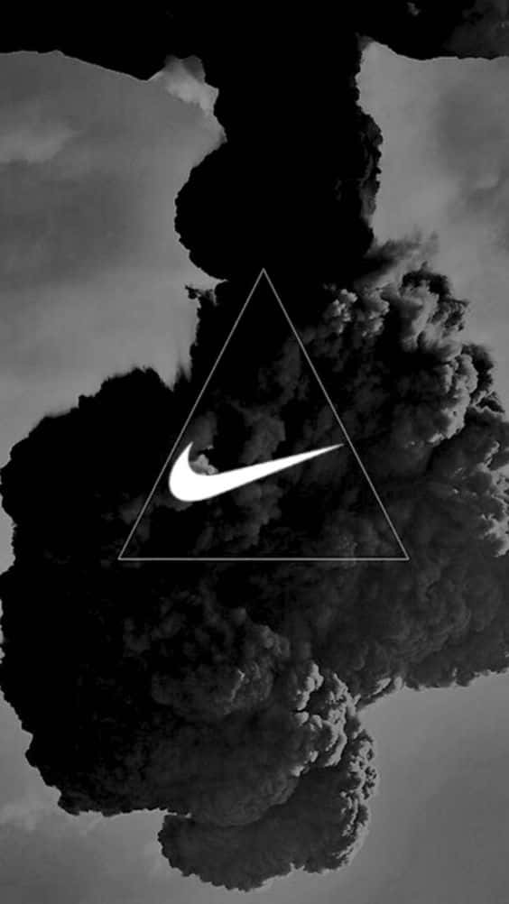 桌布 壁紙 — 一個鮮明的黑白Nike勾勾標誌，置中於三角形內，背景是戲劇性的暴風雲層。