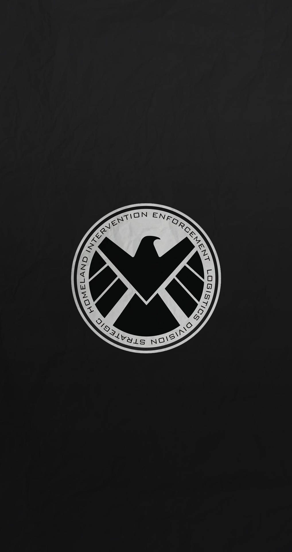 深色紋理背景上的SHIELD機構標誌