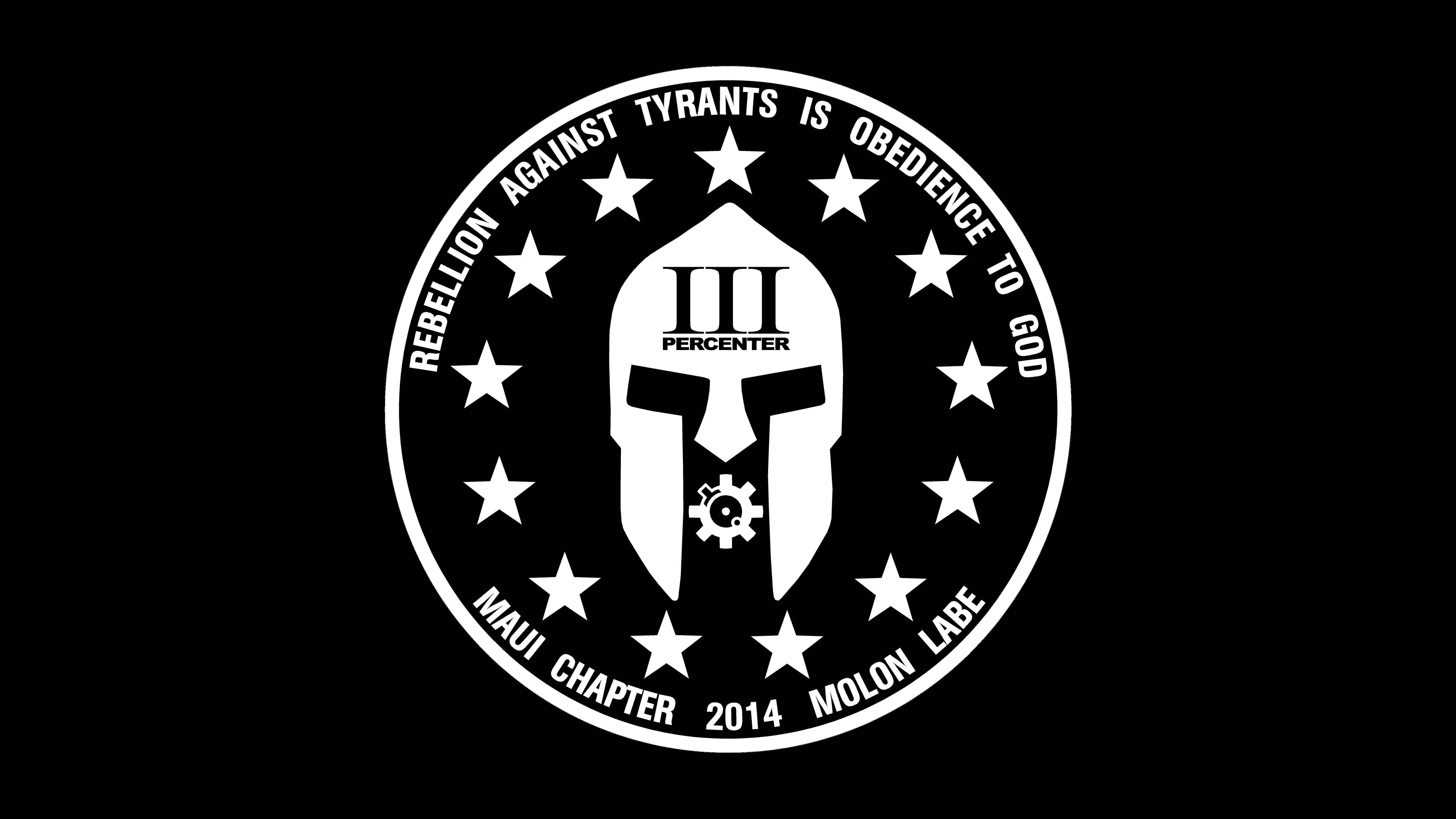Molon Labe 桌布 壁紙 — 一個鮮明的黑白圓形標誌，以斯巴達頭盔和齒輪符號為特色，周圍環繞著星星和文字。