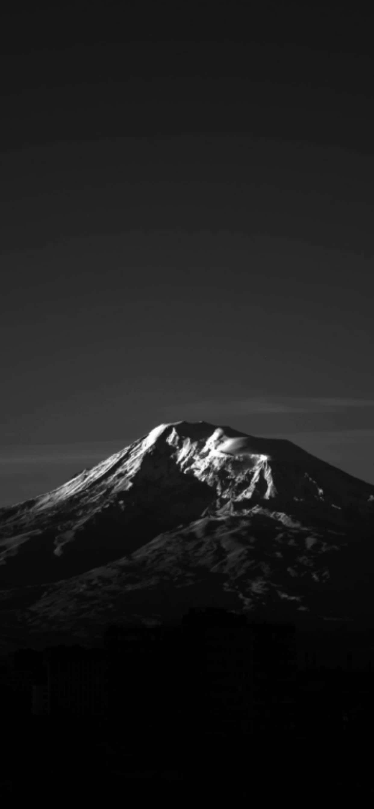 iPhone Xs Max Amoled 桌布 壁紙 — 一個鮮明的黑白山峰，頂部積雪，在漸變的天空中聳立。