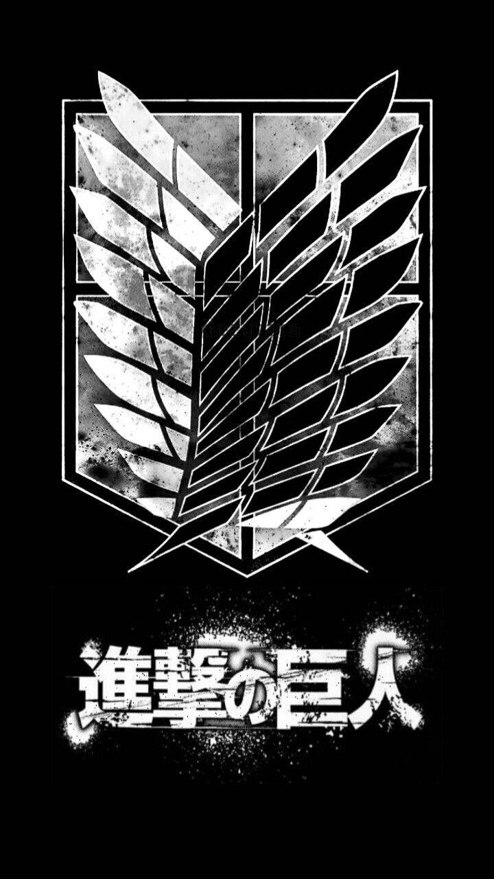 進擊的巨人 桌布 壁紙 — 一個鮮明的黑白徽章，盾牌內有風格化的有翼葉片，下方有日文字，背景為深色。