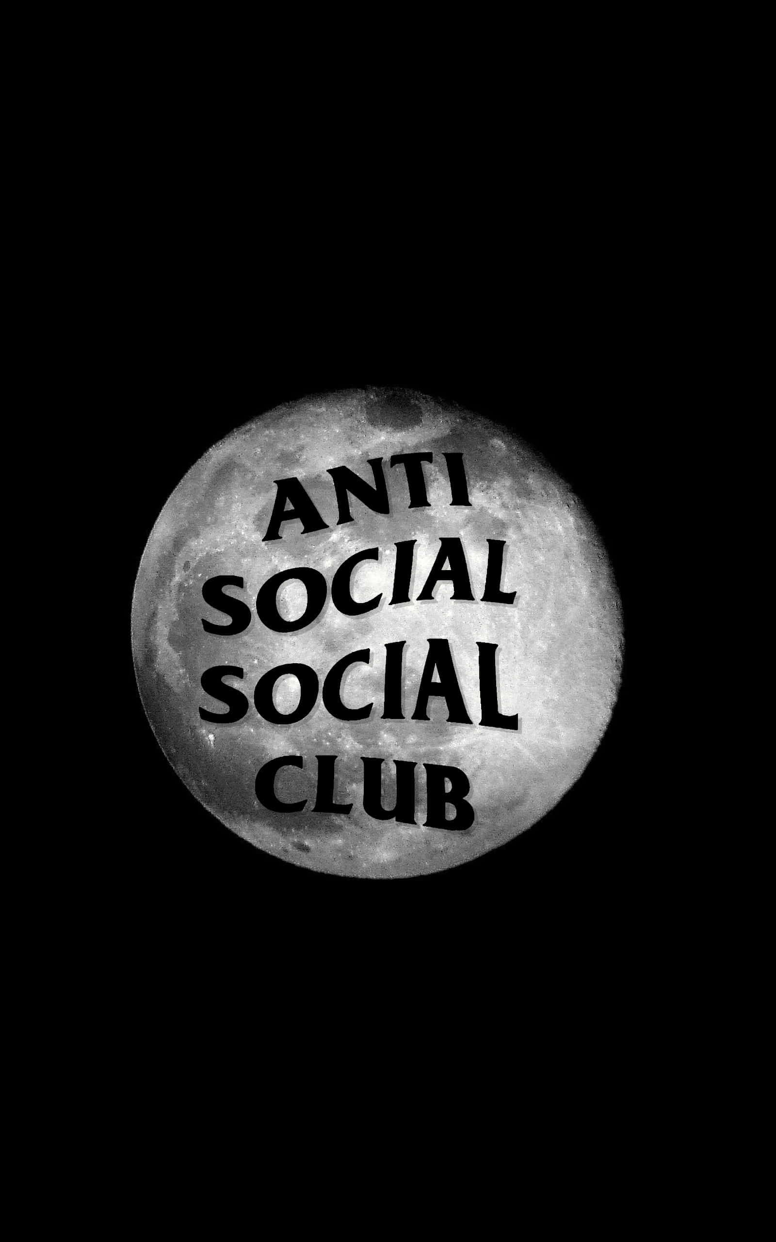 潮流玩家 桌布 壁紙 — 一個鮮明的黑白月亮，上面有粗體文字 anti social social club，背景為虛空。