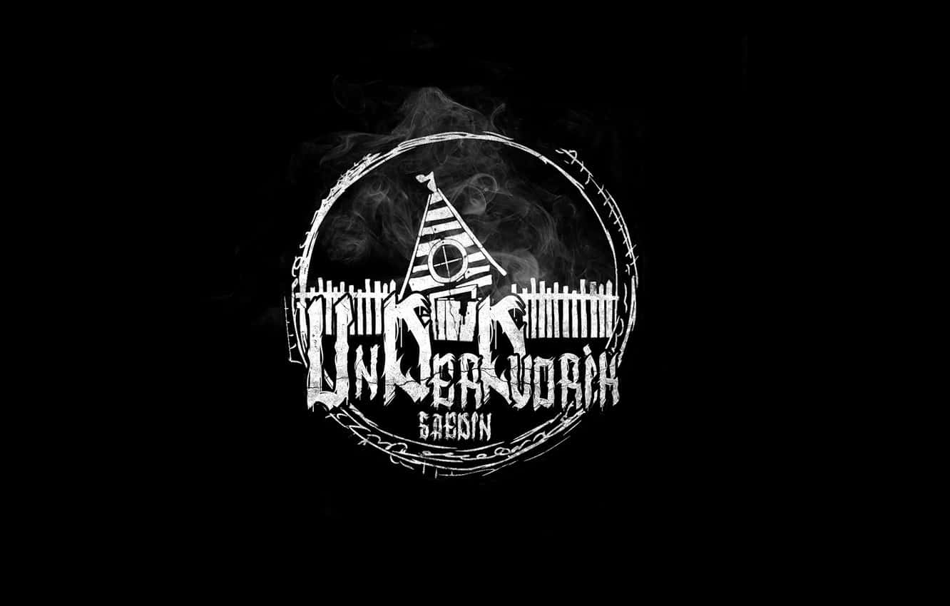 Rap Aesthetic 桌布 壁紙 — 一個鮮明的黑白標誌，展示一間鬼屋，煙霧在圓形圍欄周圍旋轉，背景為深色。