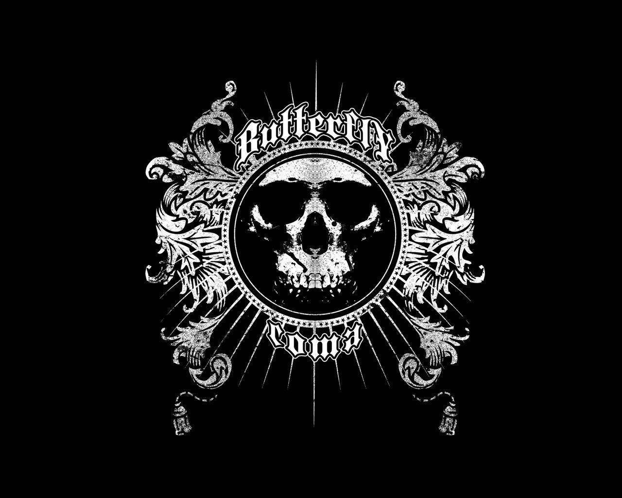 Black Skull 桌布 壁紙 — 一個鮮明的黑白標誌，骷髏頭被華麗的巴洛克花紋環繞，並帶有「Butterfly Comm」字樣，背景為純黑色。