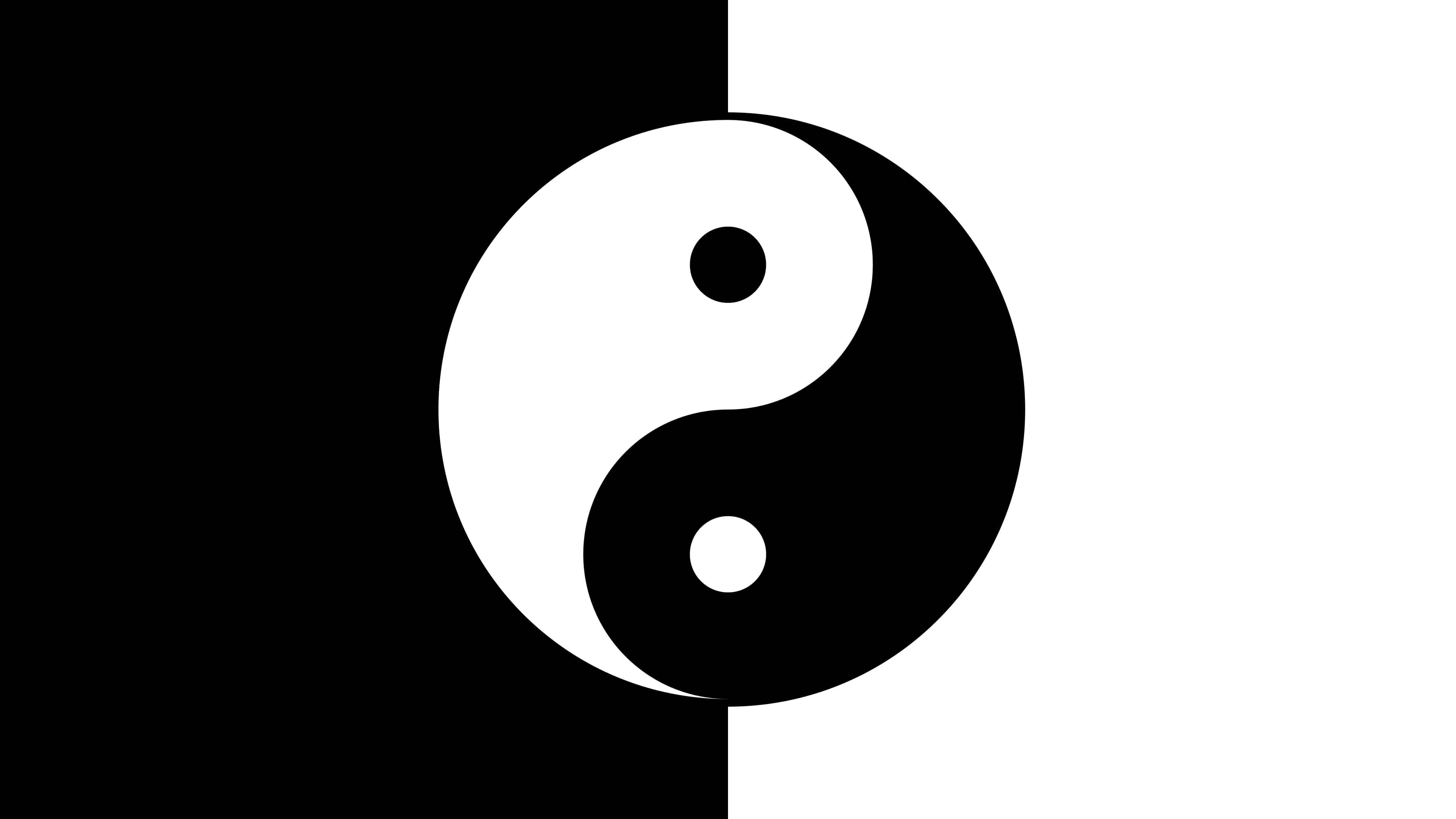 Yin Yang 4K 桌布 壁紙 — 一個鮮明的黑白陰陽符號，居中放置在純黑和純白分割的背景上。