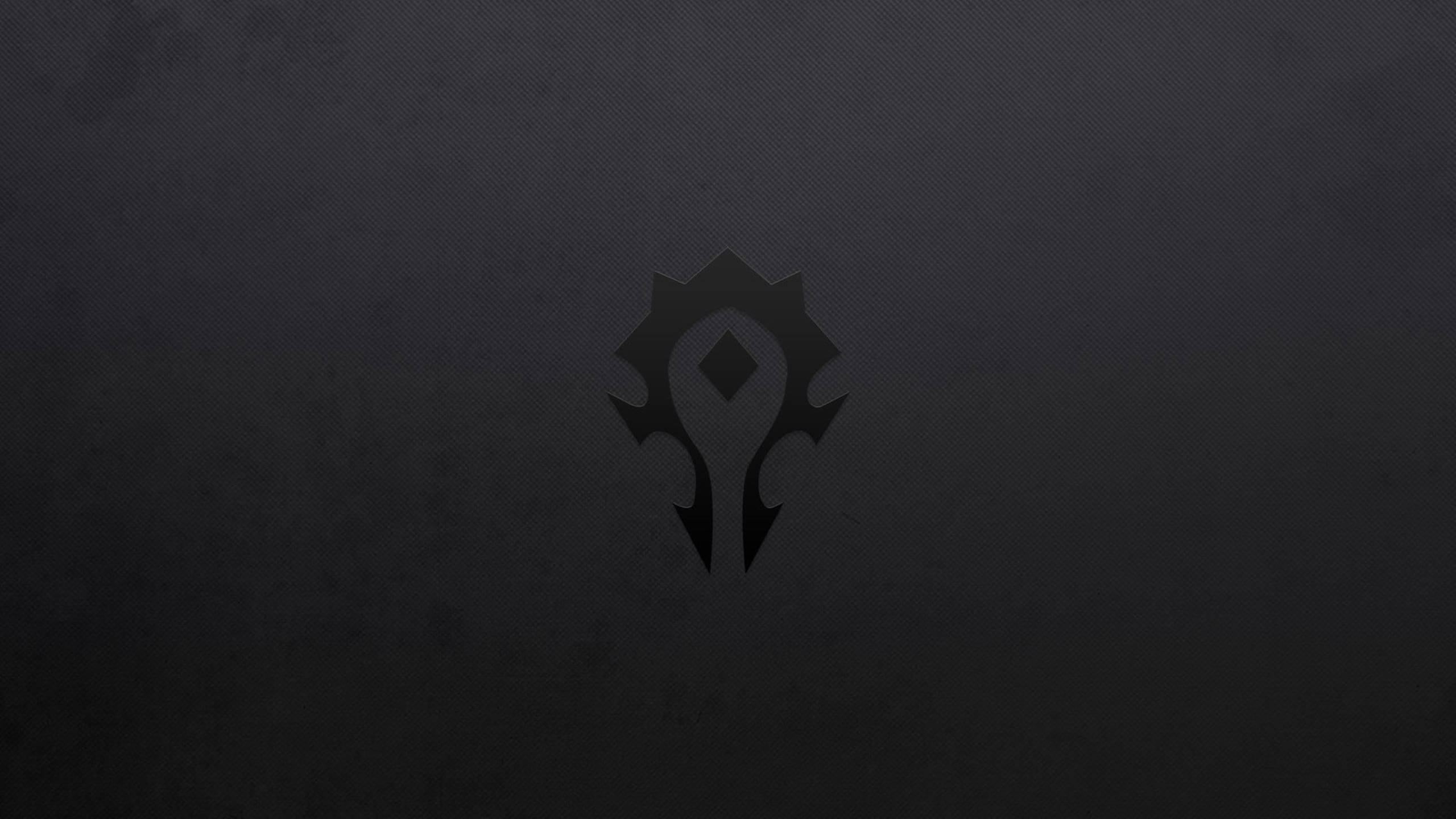Gaming Logos 桌布 壁紙 — 一個鮮明的黑色Warcraft標誌，居中放置在帶有紋理的深灰色布料背景上。