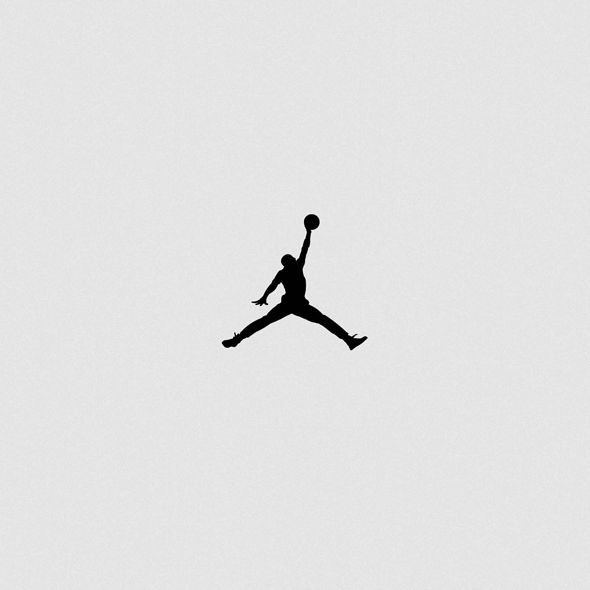 Jordan Logo 桌布 壁紙 — 一個鮮明的黑色剪影，描繪一名籃球運動員在半空中灌籃，背景是純淺灰色。