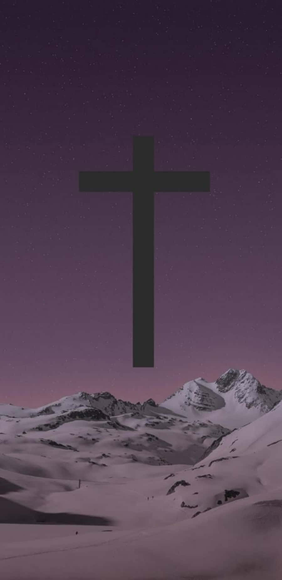 Beautiful Cross 桌布 壁紙 — 一個鮮明的黑色十字架漂浮在積雪的山峰之上，下方是繁星點點的紫色暮色天空。