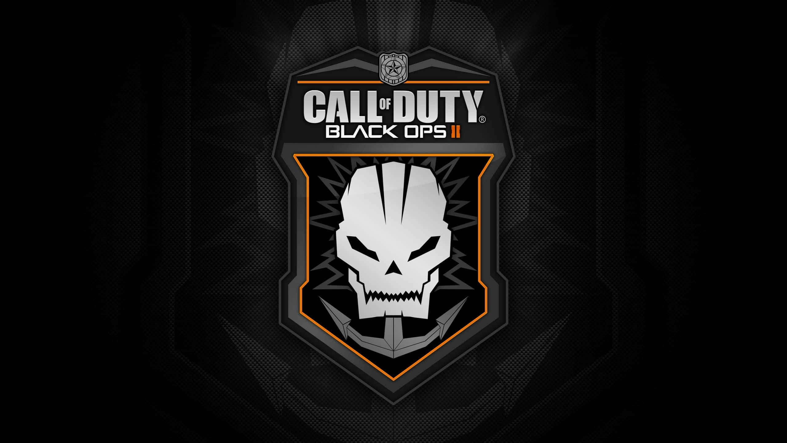 桌布 壁紙 — 一個鮮明的黑色和橙色 Call of Duty Black Ops II 標誌，帶有令人畏懼的骷髏標誌，置於深色紋理背景上。