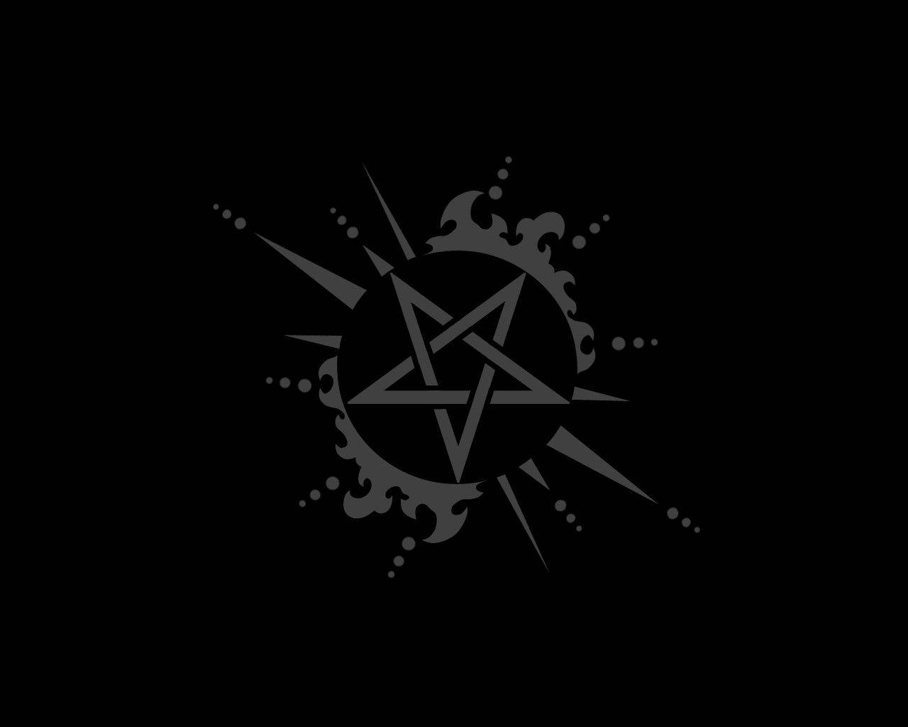 Pentagram 桌布 壁紙 — 一個鮮明的黑色和灰色五角星符號，在純黑色背景上散發出尖銳的尖刺和華麗的漩渦。