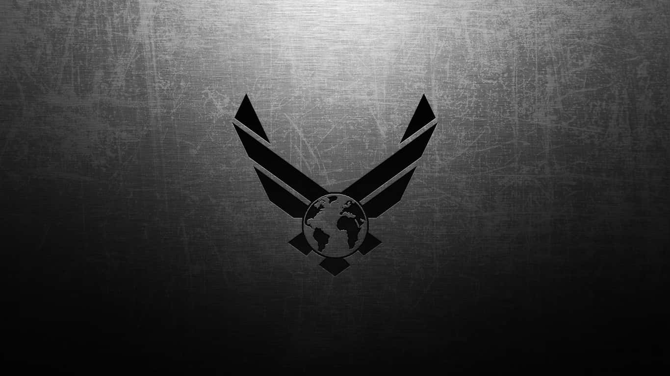 1366x768 Counter-strike Global Offensive 桌布 壁紙 — 一個鮮明的黑色空軍標誌在帶有漸變照明的紋理金屬灰色背景上發光。