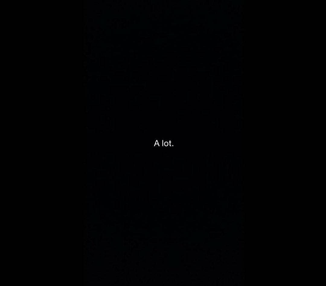 Quote 桌布 壁紙 — 一個鮮明的黑色背景，中央放置了極簡的白色文字「A lot.」。