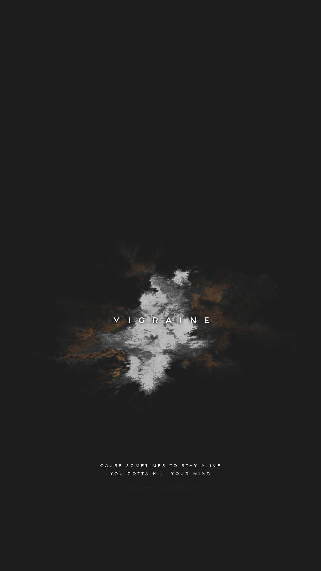 Aesthetic Dark 桌布 壁紙 — 一個鮮明的黑色背景，中央有一個抽象的白色和金色污跡，上面覆蓋著偏頭痛這個詞，傳達出強烈的痛苦。