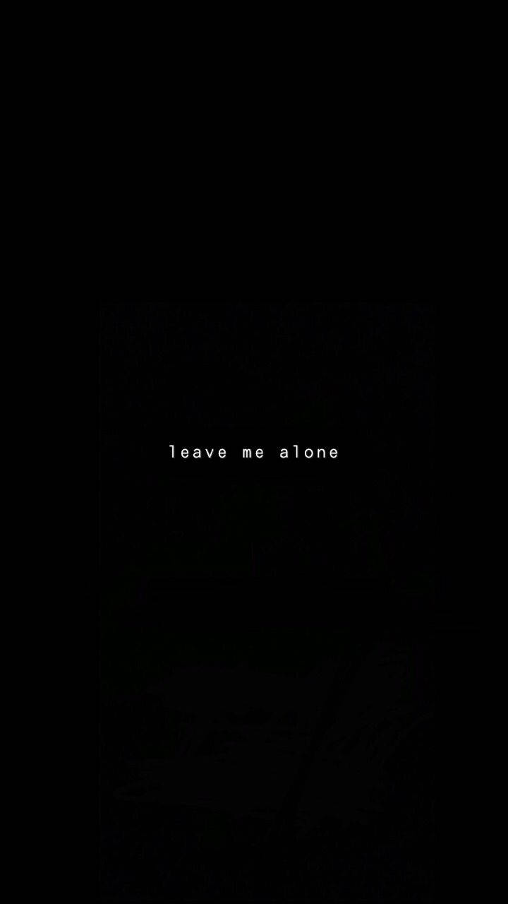 深色背景，白色文字寫著 leave me alone — 黑暗悲傷動圖 壁紙