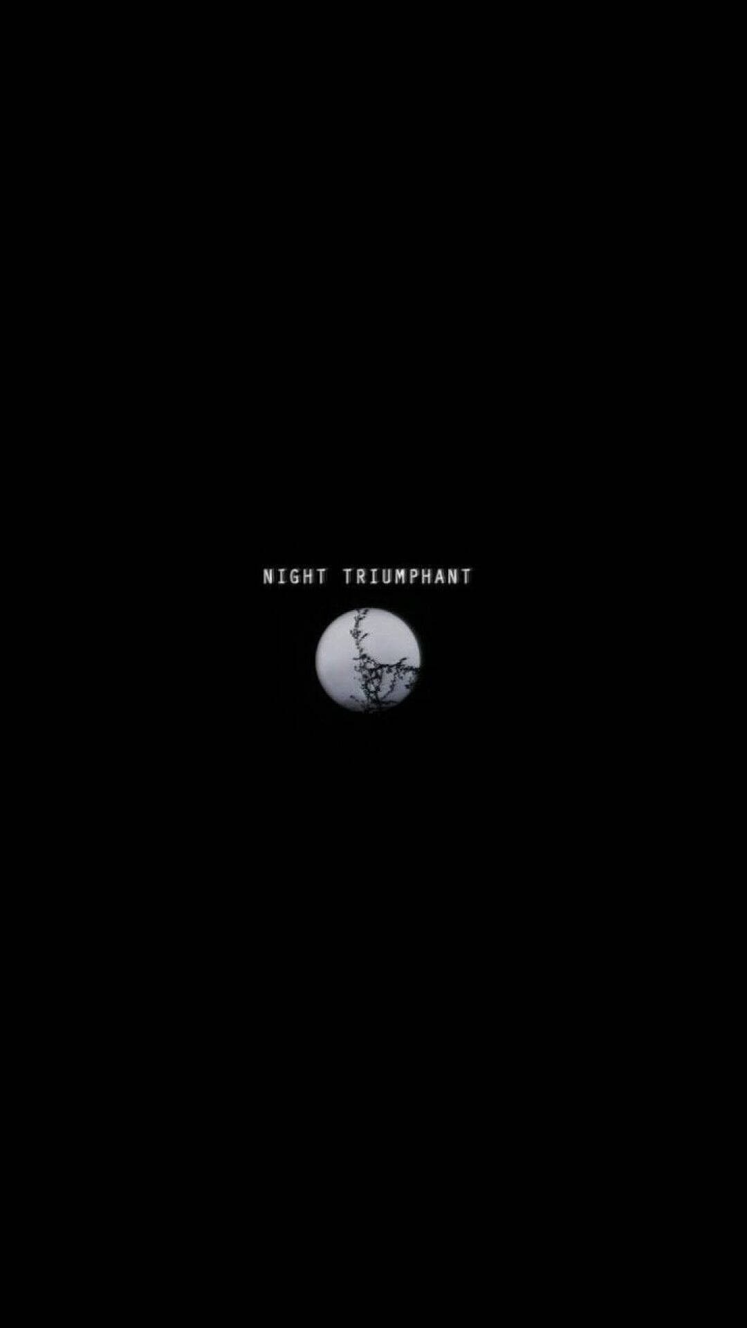 一輪發光的月亮，樹枝在黑色背景上形成剪影，並帶有文字 night triumphant。 — 美學語錄動圖 壁紙