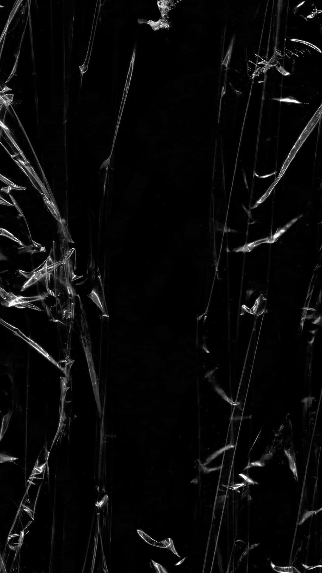 Black Plastic 桌布 壁紙 — 一個鮮明的黑色背景，帶有複雜、發光的裂縫，類似碎玻璃或冰凍的閃電。