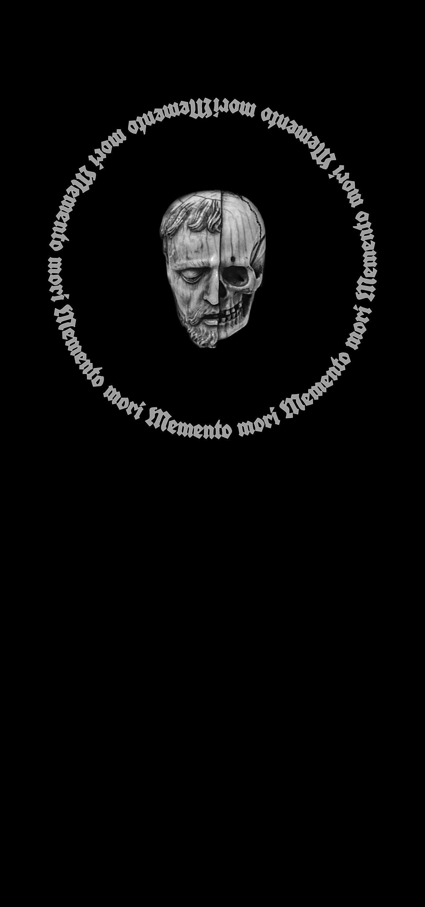 Memento Mori 桌布 壁紙 — 一個鮮明的黑色背景上有一個分裂面孔的肖像，一半是人類面孔，另一半是骷髏，周圍環繞著拉丁語短語「Memento Mori」，以哥德式字體書寫。
