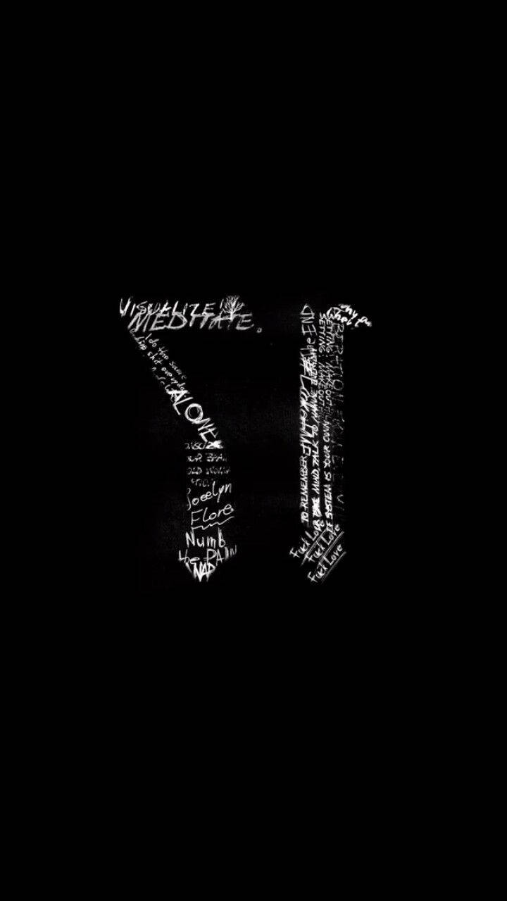 XXXTENTACION 桌布 壁紙 — 一個鮮明的黑色背景上有一個由手寫歌曲標題和藝術家姓名組成的大型白色風格化字母T。