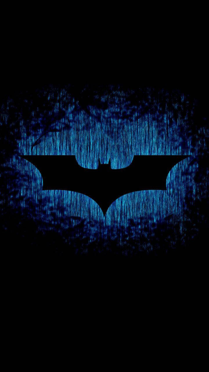 Batman Logo 桌布 壁紙 — 一個鮮明的黑色蝙蝠標誌在深色紋理背景上發出電光藍色的垂直條紋光芒。