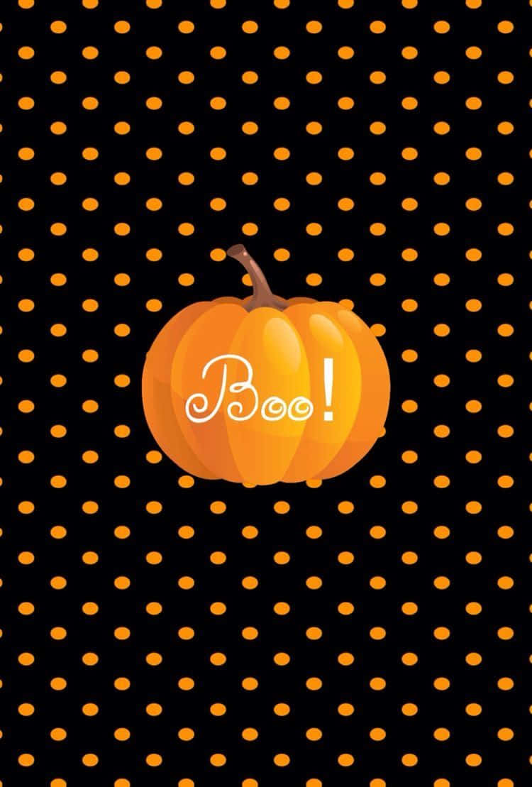 Orange Halloween 桌布 壁紙 — 一個鮮橙色南瓜，上面有白色草書Boo文字，居中放在帶有橙色圓點的黑色背景上。